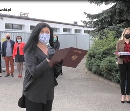Zdjęcie z galerii: Odsłonięcie muralu w Zespole Szkół Ponadpodstawowych nr 3 im. Jana Pawła II
