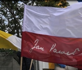Zdjęcie z galerii: Odsłonięcie muralu w Zespole Szkół Ponadpodstawowych nr 3 im. Jana Pawła II