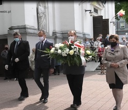 Zdjęcie z galerii: Kwiaty pod pomnikiem Jana Pawła II 