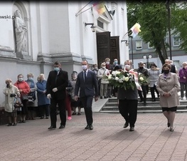 Zdjęcie z galerii: Kwiaty pod pomnikiem Jana Pawła II 
