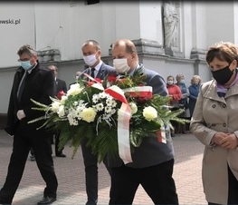 Zdjęcie z galerii: Kwiaty pod pomnikiem Jana Pawła II 