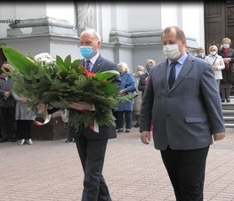 Zdjęcie z galerii: Kwiaty pod pomnikiem Jana Pawła II 