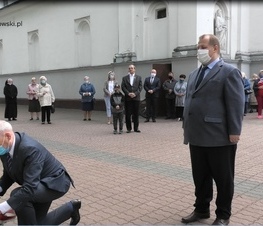 Zdjęcie z galerii: Kwiaty pod pomnikiem Jana Pawła II 