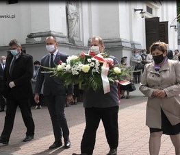 Zdjęcie z galerii: Kwiaty pod pomnikiem Jana Pawła II 