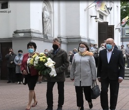 Zdjęcie z galerii: Kwiaty pod pomnikiem Jana Pawła II 