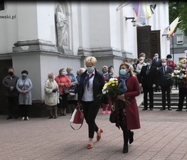 Zdjęcie z galerii: Kwiaty pod pomnikiem Jana Pawła II 