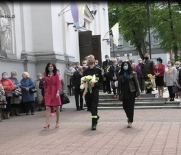 Zdjęcie z galerii: Kwiaty pod pomnikiem Jana Pawła II 