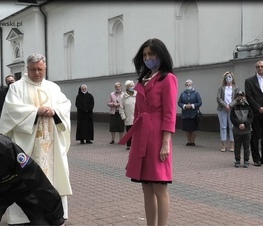 Zdjęcie z galerii: Kwiaty pod pomnikiem Jana Pawła II 