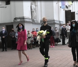 Zdjęcie z galerii: Kwiaty pod pomnikiem Jana Pawła II 