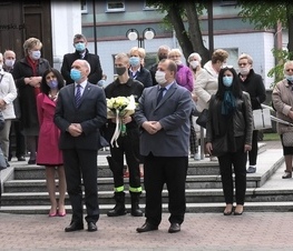 Zdjęcie z galerii: Kwiaty pod pomnikiem Jana Pawła II 