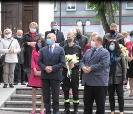 Zdjęcie z galerii: Kwiaty pod pomnikiem Jana Pawła II 