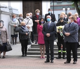 Zdjęcie z galerii: Kwiaty pod pomnikiem Jana Pawła II 
