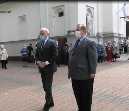 Zdjęcie z galerii: Kwiaty pod pomnikiem Jana Pawła II 