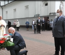 Zdjęcie z galerii: Kwiaty pod pomnikiem Jana Pawła II 