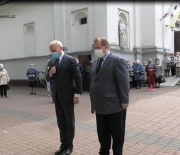 Zdjęcie z galerii: Kwiaty pod pomnikiem Jana Pawła II 