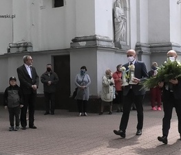 Zdjęcie z galerii: Kwiaty pod pomnikiem Jana Pawła II 