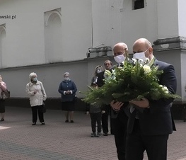 Zdjęcie z galerii: Kwiaty pod pomnikiem Jana Pawła II 