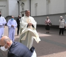 Zdjęcie z galerii: Kwiaty pod pomnikiem Jana Pawła II 