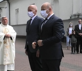 Zdjęcie z galerii: Kwiaty pod pomnikiem Jana Pawła II 