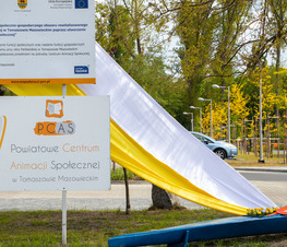 Zdjęcie z galerii: Hołd Powiatowego Centrum Animacji Społecznej  dla papieża w setną rocznicę urodzin 