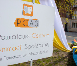 Zdjęcie z galerii: Hołd Powiatowego Centrum Animacji Społecznej  dla papieża w setną rocznicę urodzin 