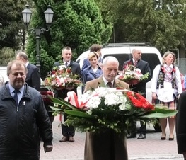 Zdjęcie z galerii: W Będkowie upamiętniono Błażeja Stolarskiego, działacza społecznego i politycznego, jednego z przywódców ruchu ludowego