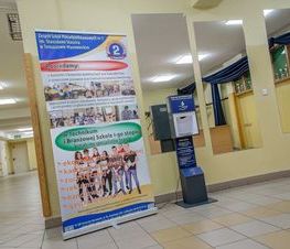 Zdjęcie z galerii: Stacje dezynfekujące w szkołach ponadpodstawowych prowadzonych przez powiat tomaszowski
