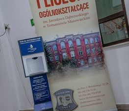 Zdjęcie z galerii: Stacje dezynfekujące w szkołach ponadpodstawowych prowadzonych przez powiat tomaszowski