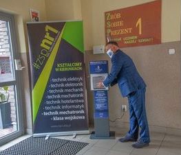 Zdjęcie z galerii: Stacje dezynfekujące w szkołach ponadpodstawowych prowadzonych przez powiat tomaszowski