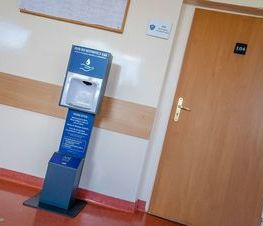 Zdjęcie z galerii: Stacje dezynfekujące w szkołach ponadpodstawowych prowadzonych przez powiat tomaszowski