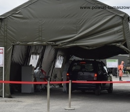 Zdjęcie z galerii: Ruszył mobilny punkt „drive thru” pobrań testów na obecność koronawirusa