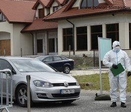 Zdjęcie z galerii: Ruszył mobilny punkt „drive thru” pobrań testów na obecność koronawirusa