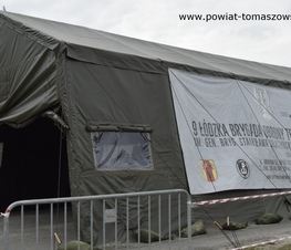 Zdjęcie z galerii: Ruszył mobilny punkt „drive thru” pobrań testów na obecność koronawirusa