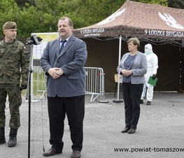 Zdjęcie z galerii: Ruszył mobilny punkt „drive thru” pobrań testów na obecność koronawirusa