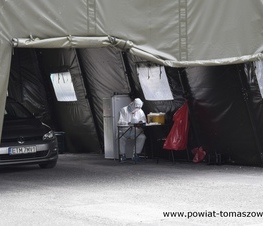Zdjęcie z galerii: Ruszył mobilny punkt „drive thru” pobrań testów na obecność koronawirusa
