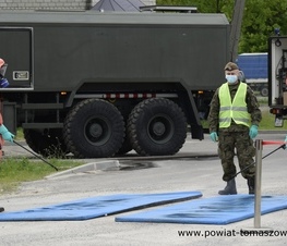Zdjęcie z galerii: Ruszył mobilny punkt „drive thru” pobrań testów na obecność koronawirusa