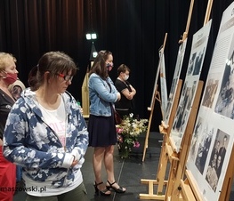 Zdjęcie z galerii: Wernisaż wystawy „Obrzędowość rodzinna w powiecie tomaszowskim” autorstwa Michała Adama Pająka