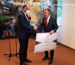 Zdjęcie z galerii: Prawie 5,5 miliona złotych z Funduszu z Funduszu Dróg Samorządowych na drogi w powiecie tomaszowskim