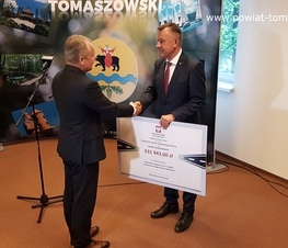 Zdjęcie z galerii: Prawie 5,5 miliona złotych z Funduszu z Funduszu Dróg Samorządowych na drogi w powiecie tomaszowskim
