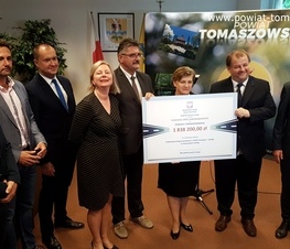 Zdjęcie z galerii: Prawie 5,5 miliona złotych z Funduszu z Funduszu Dróg Samorządowych na drogi w powiecie tomaszowskim