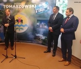 Zdjęcie z galerii: Ponad 26,5 miliona złotych z Funduszu Inwestycji Samorządowych w ramach tarczy dla samorządów dla powiatu tomaszowskiego