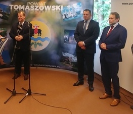 Zdjęcie z galerii: Ponad 26,5 miliona złotych z Funduszu Inwestycji Samorządowych w ramach tarczy dla samorządów dla powiatu tomaszowskiego