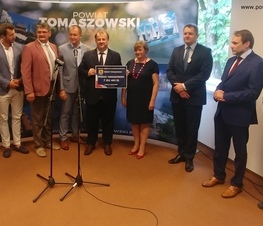 Zdjęcie z galerii: Ponad 26,5 miliona złotych z Funduszu Inwestycji Samorządowych w ramach tarczy dla samorządów dla powiatu tomaszowskiego
