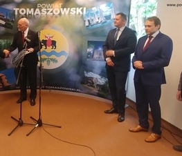 Zdjęcie z galerii: Ponad 26,5 miliona złotych z Funduszu Inwestycji Samorządowych w ramach tarczy dla samorządów dla powiatu tomaszowskiego