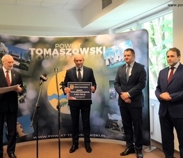 Zdjęcie z galerii: Ponad 26,5 miliona złotych z Funduszu Inwestycji Samorządowych w ramach tarczy dla samorządów dla powiatu tomaszowskiego