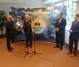 Zdjęcie z galerii: Ponad 26,5 miliona złotych z Funduszu Inwestycji Samorządowych w ramach tarczy dla samorządów dla powiatu tomaszowskiego