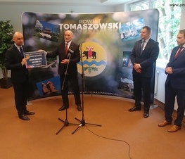 Zdjęcie z galerii: Ponad 26,5 miliona złotych z Funduszu Inwestycji Samorządowych w ramach tarczy dla samorządów dla powiatu tomaszowskiego