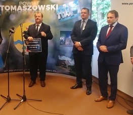 Zdjęcie z galerii: Ponad 26,5 miliona złotych z Funduszu Inwestycji Samorządowych w ramach tarczy dla samorządów dla powiatu tomaszowskiego