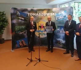 Zdjęcie z galerii: Ponad 26,5 miliona złotych z Funduszu Inwestycji Samorządowych w ramach tarczy dla samorządów dla powiatu tomaszowskiego