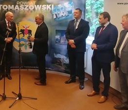 Zdjęcie z galerii: Ponad 26,5 miliona złotych z Funduszu Inwestycji Samorządowych w ramach tarczy dla samorządów dla powiatu tomaszowskiego